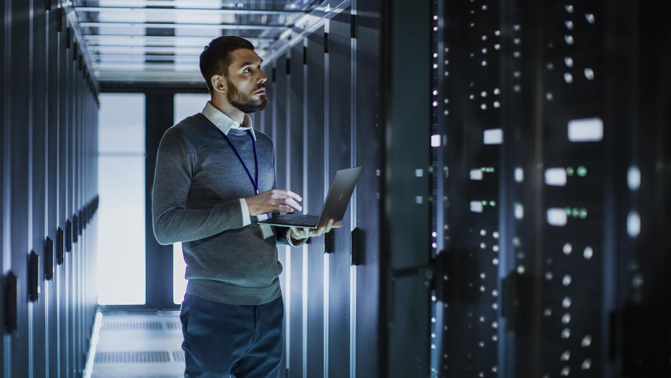 Image montrant une personne dans une salle serveur pour montrer qu'Arium consulting est expert en informatique de gestion et en externalisation de la paie.