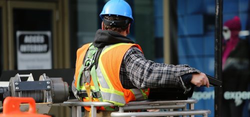 Photo d'une personne travaillant sur un chantier lors de la construction d'un bâtiment