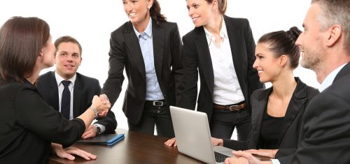 Image montrant des personnes se serrant la main lors d'un accord commercial