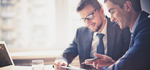 Photo de deux personne faisant de la comptabilité
