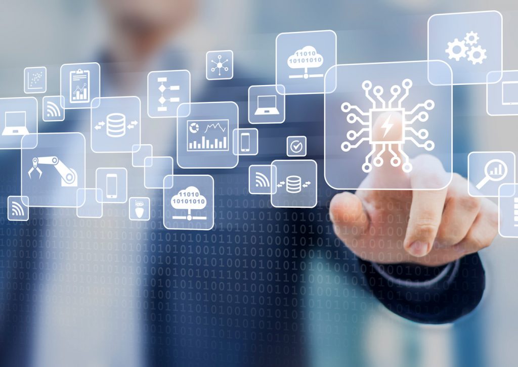 Image montrant une personne appuyer sur un menu d'image technologique pour montrer qu'Arium consulting sont des experts en informatique de gestion et en externalisation de la paie